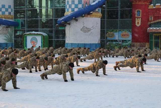 Живий літак: до #22PushupChallenge приєдналися харківські курсанти - фото 137884