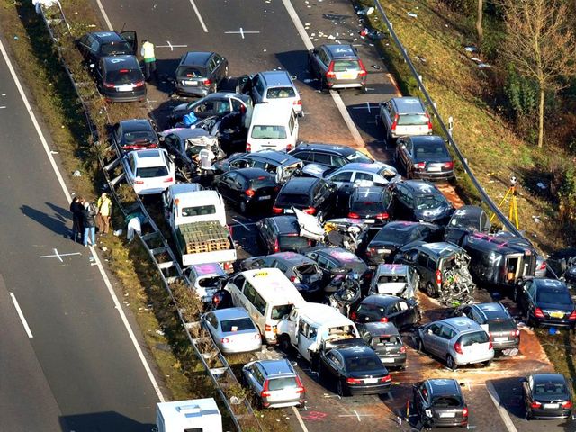 У Китаї в ДТП зіткнулося 19 автомобілів: є загиблі- фото 133946
