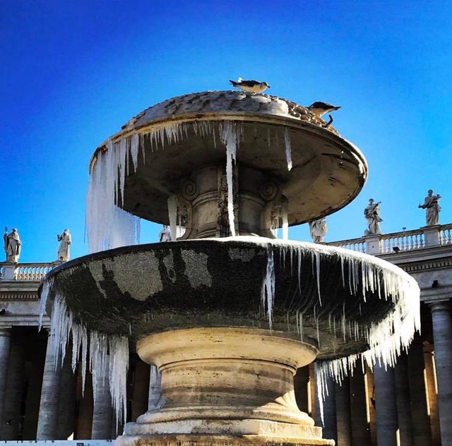 Як виглядають замерзлі фонтани Італії: ефектні фото - фото 132775