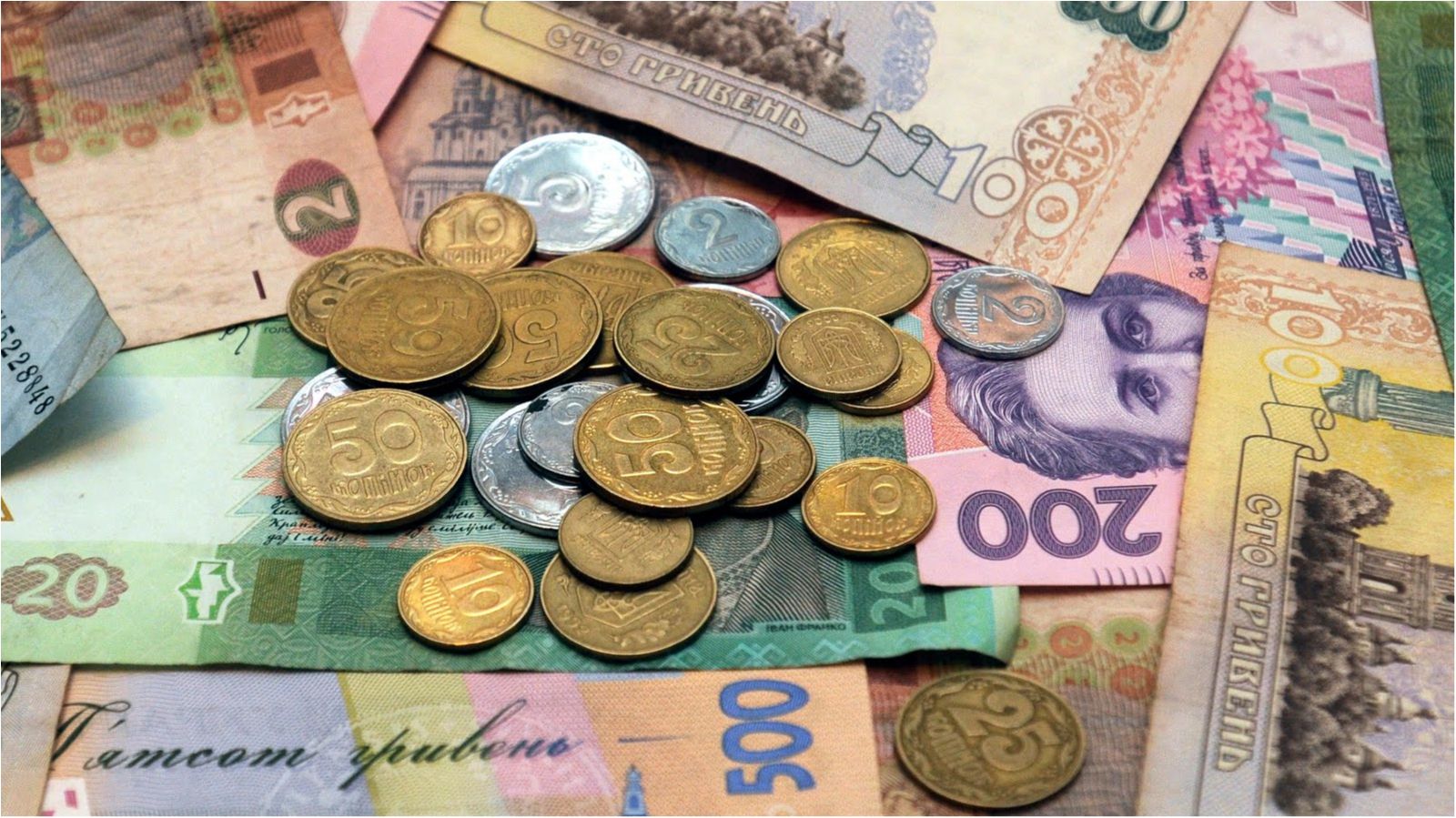 Гривня на міжбанку істотно зміцнилася