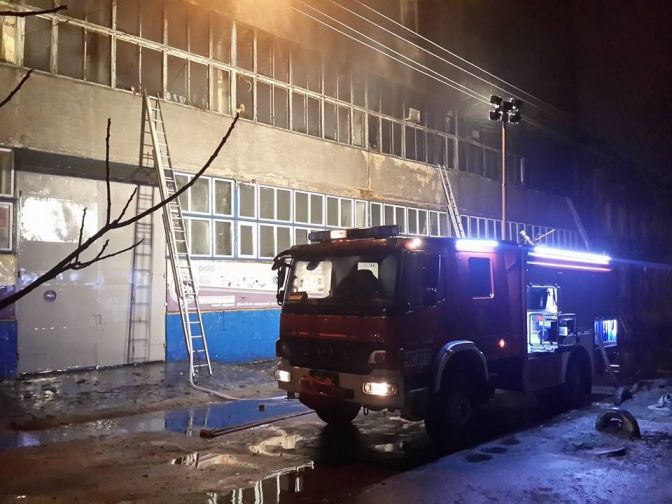 У мережі з'явилось відео гасіння масштабної пожежі на львівському заводі "Електрон"