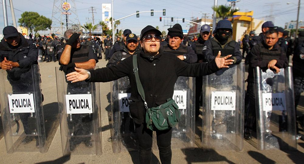 У Мексиці автомобіль в'їхав у натовп поліцейських