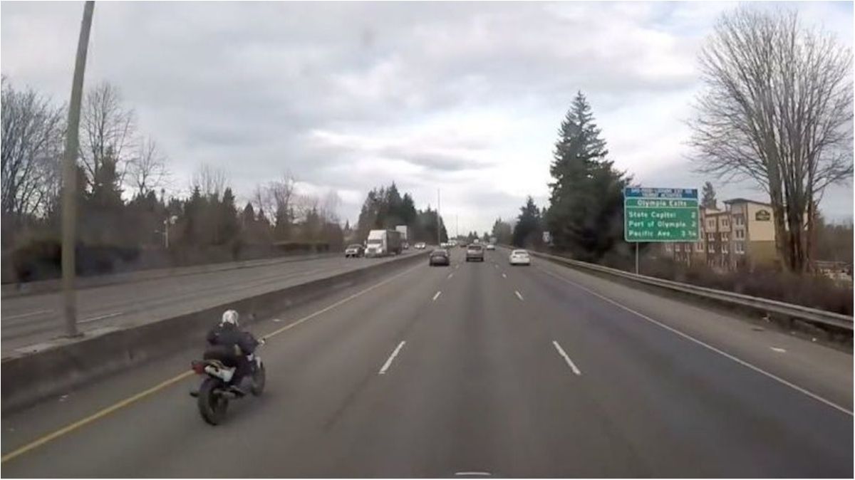 Мотоцикліст-екстремал проїхався верхи на автомобілі