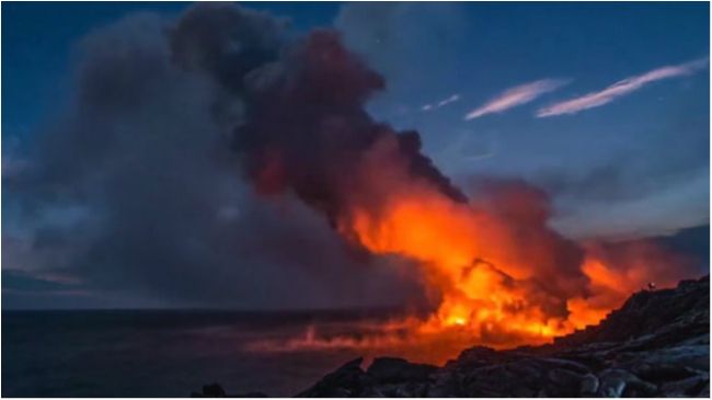 Фотографи показали, як горить океан через виверження вулкану