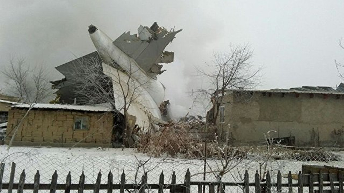Вантажний літак упав на житлові будинки під Бішкеком: десятки загиблих. Повна інформація - фото 1
