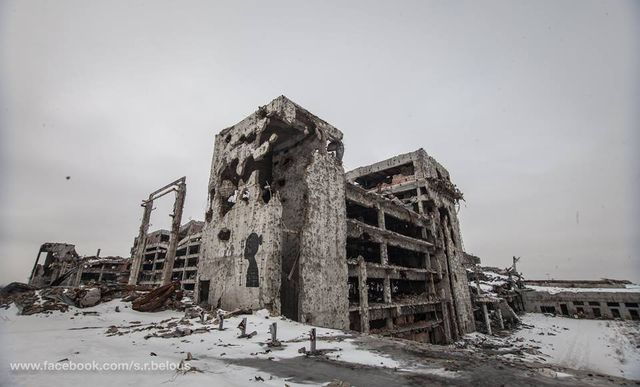 Не витримав бетон. Фотограф показав, як зараз виглядає Донецький аеропорт - фото 145151