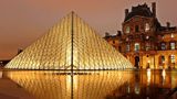 Біля паризького Лувру сталася стрілянина: будівля оточена