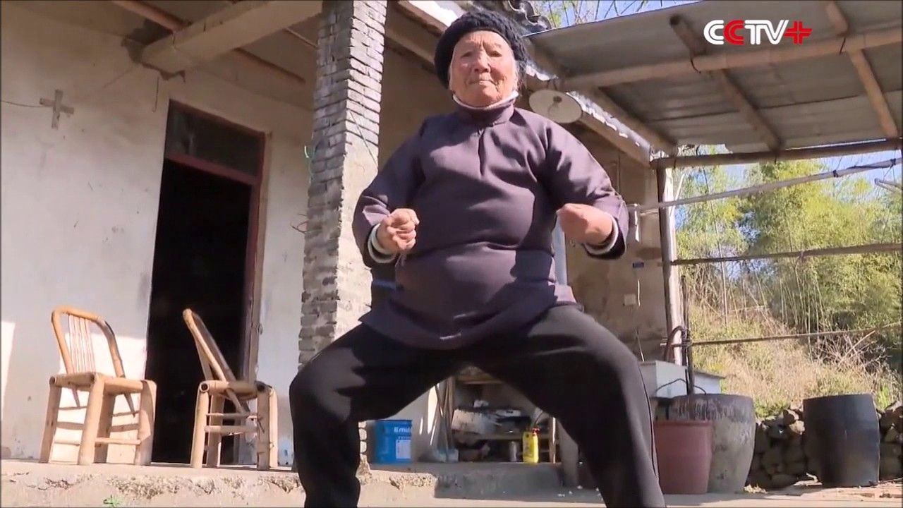 Бабуся - фото 1