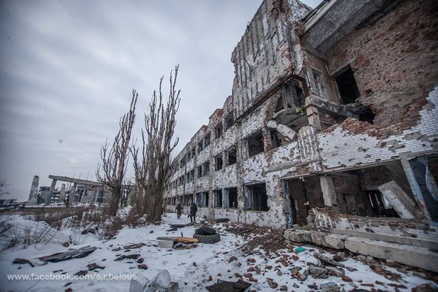 Не витримав бетон. Фотограф показав, як зараз виглядає Донецький аеропорт - фото 145153