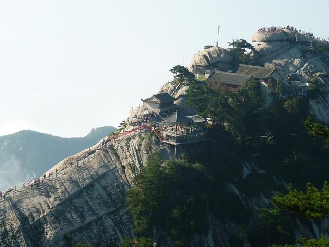 "Стежка смерті": як виглядає найнебезпечніший туристичний маршрут у світі - фото 143410