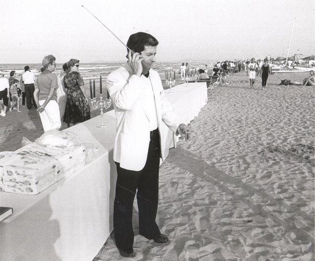 Як виглядало бурхливе життя в Італії 80-90-х років: ефектні фото - фото 144547