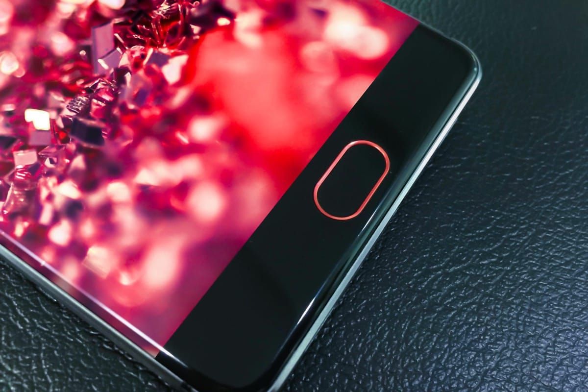 Як виглядає насправді безрамковий смартфон Elephone S8