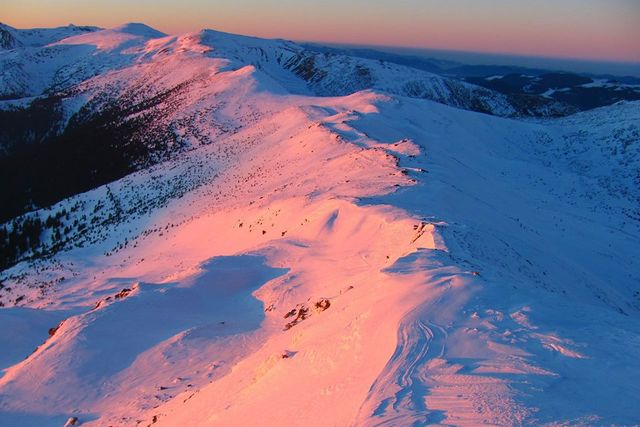 Світанок у засніжених Карпатах: чарівні фото - фото 140675