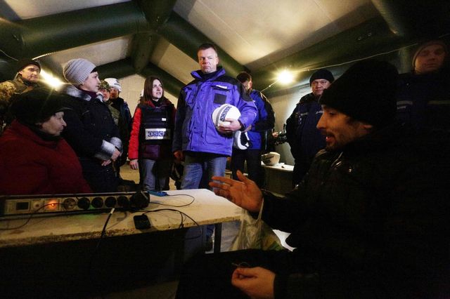 Заступник керівника спеціальної моніторингової місії ОБСЄ в Україні Олександр Хуг зустрічається з жителями Авдіївки, 31 січня 2017 року - фото 138765