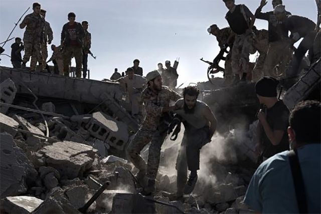 Ірак. Здався бойовик ІДІЛ. Фото: Алессіо Ромензі - фото 147439