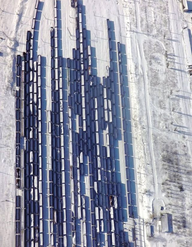 Вагони з антрацитом в окупованому Донбасі показали з висоти польоту - фото 143946