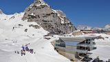 Снігова лавина накрила групу лижників в італійських Альпах