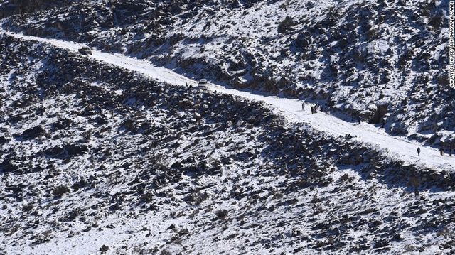 В Об'єднаних Арабських Еміратах випав сніг:зворушливі фото - фото 140375