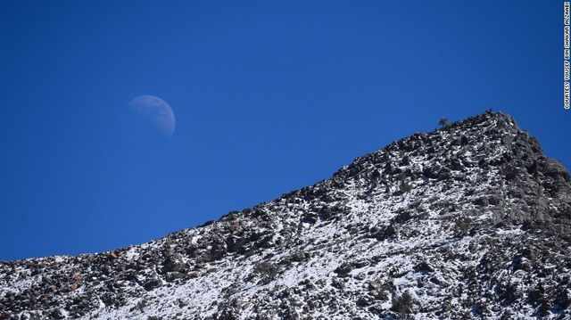 В Об'єднаних Арабських Еміратах випав сніг:зворушливі фото - фото 140376