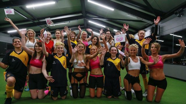 "Футбол у білизні": сексуальні англійські спортсменки підкорили мережу - фото 140647