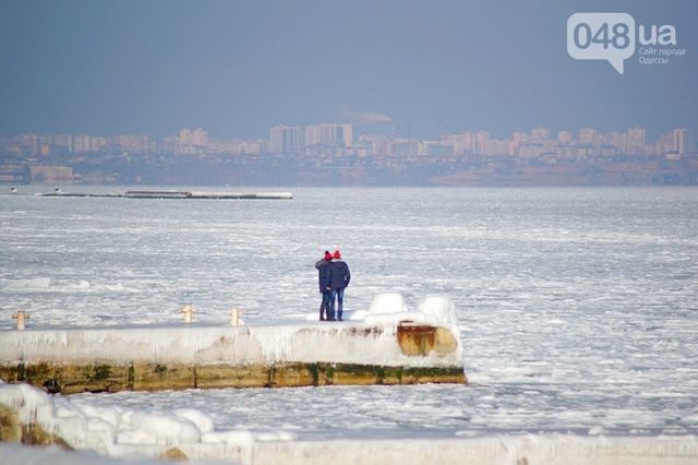 Магія в Одесі: вражаючі фото замерзлого моря вночі - фото 139378