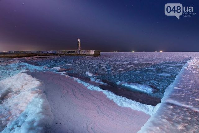 Магія в Одесі: вражаючі фото замерзлого моря вночі - фото 139377