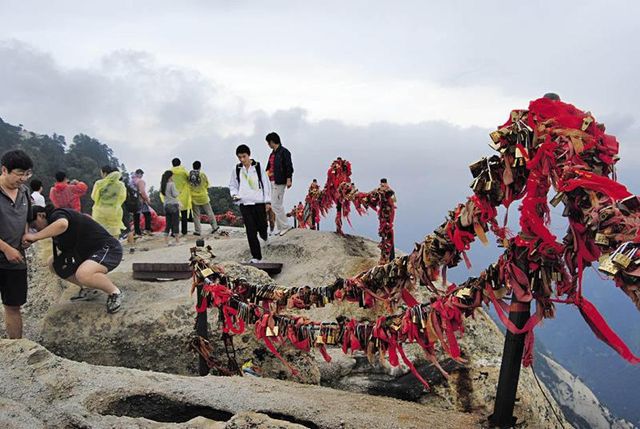 "Стежка смерті": як виглядає найнебезпечніший туристичний маршрут у світі - фото 143409