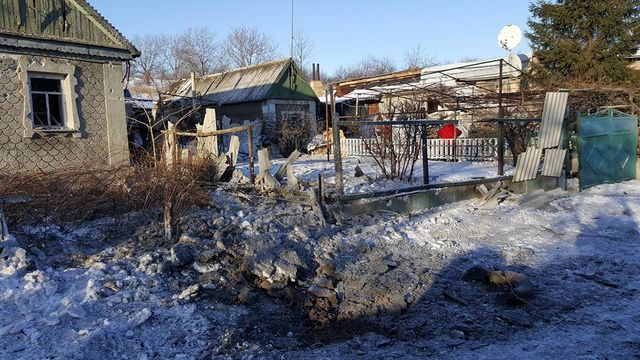 Волонтер показав жахливі наслідки нового обстрілу Авдіївки - фото 143278