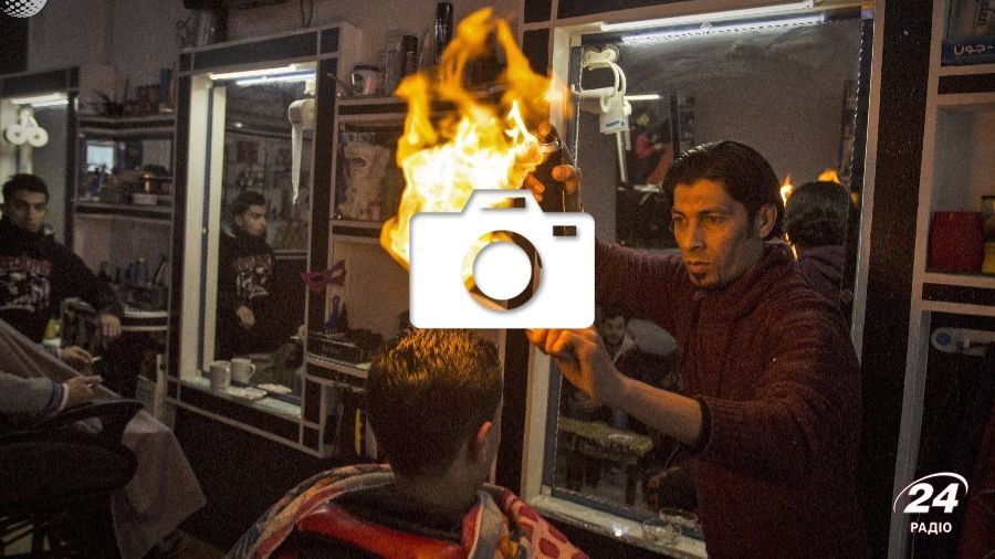 У мережі показали, як перукар укладає волосся полум'ям