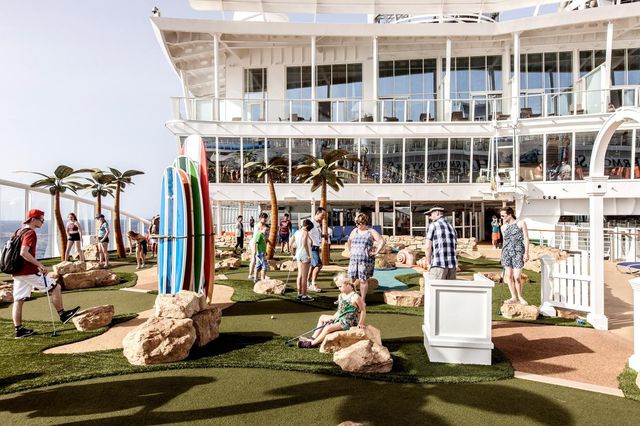 На борту найбільшого корабля в світі: неймовірні фото - фото 145115