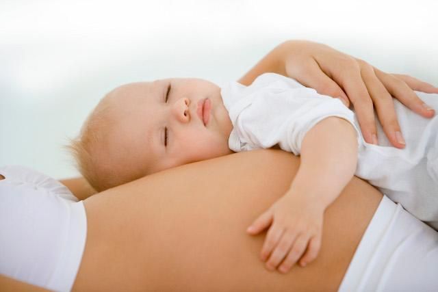 Медики показали, чим займається малюк в утробі матері