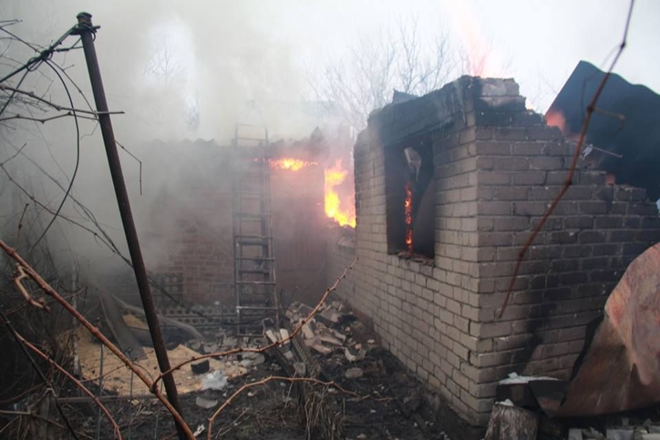 Авдіївка у вогні: опубліковано моторошні фото наслідків нічного обстрілу міста