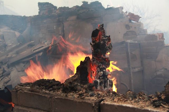 Авдіївка у вогні: опубліковано моторошні фото наслідків нічного обстрілу міста - фото 146274
