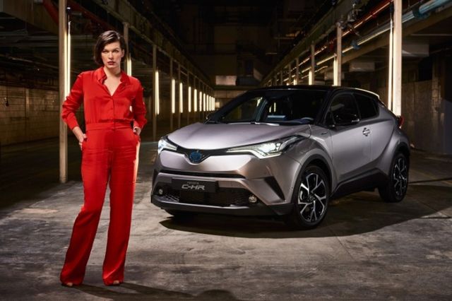 Мілла Йовович знялася в унікальному шоу для Toyota: ефектні фото - фото 142837