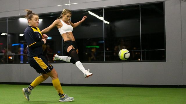 "Футбол у білизні": сексуальні англійські спортсменки підкорили мережу - фото 140648