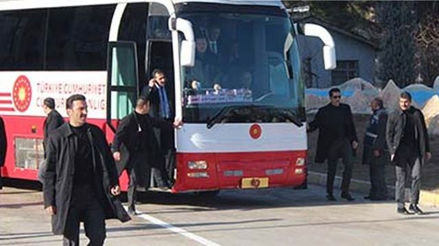 Ердоган допоміг врятувати свого охоронця з-під коліс автобуса: з'явилися фото - фото 144099