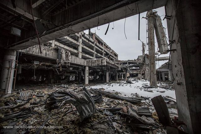 Не витримав бетон. Фотограф показав, як зараз виглядає Донецький аеропорт - фото 145152