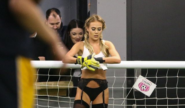 "Футбол у білизні": сексуальні англійські спортсменки підкорили мережу - фото 140646