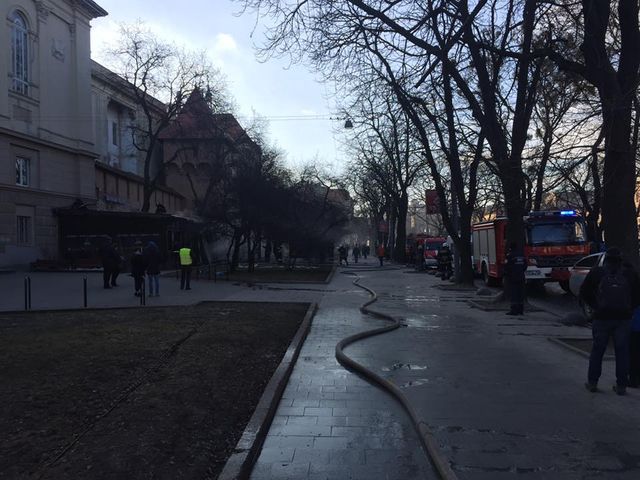 У центрі Львова загорілися два ресторани: з'явилися фото і відео - фото 146262