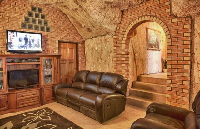 Як виглядає "нора" в Австралії, у якій живуть тисячі людей - фото 139457