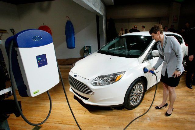 Ford представив потужний електромобіль Focus Electric - фото 145007