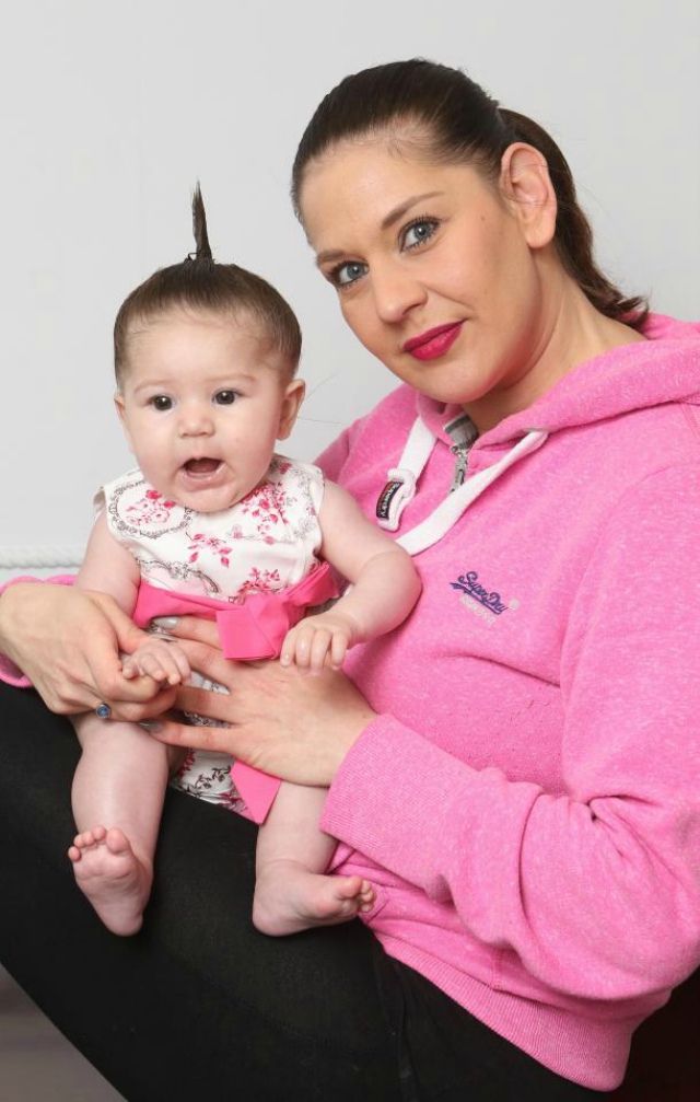 Маленька красуня із Британії підкорила мережу розкішною шевелюрою: кумедні фото - фото 143319