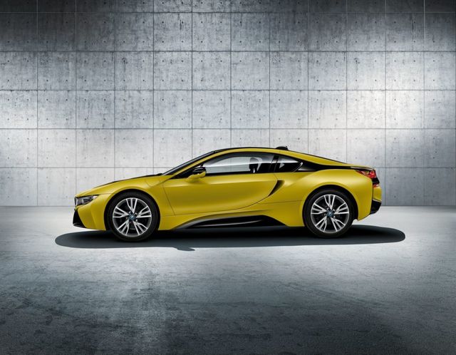 Витончена потужність: BMW показав спецверсію гібридного спорткара i8 - фото 140567