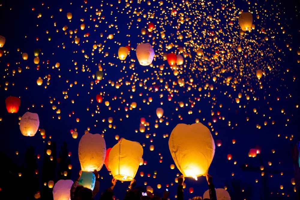 Замість небесних ліхтариків: у Китаї запустили тисячу дронів