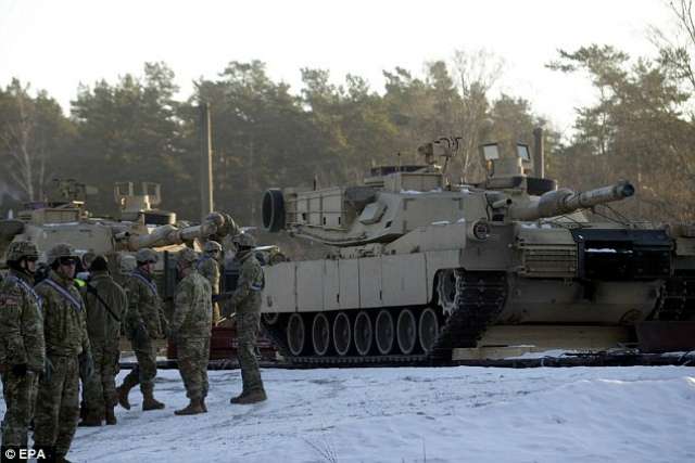 Перша партія американських танків прибула до Латвії: з'явилися фото - фото 140851