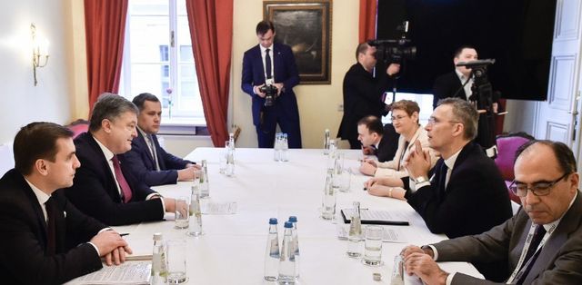 Стали відомі подробиці розмови Порошенка з генсеком НАТО - фото 144059