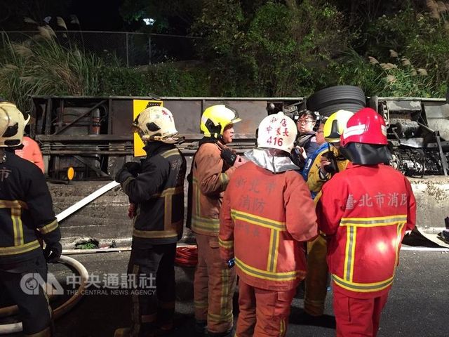 На Тайвані перекинувся автобус з туристами: є жертви - фото 142392