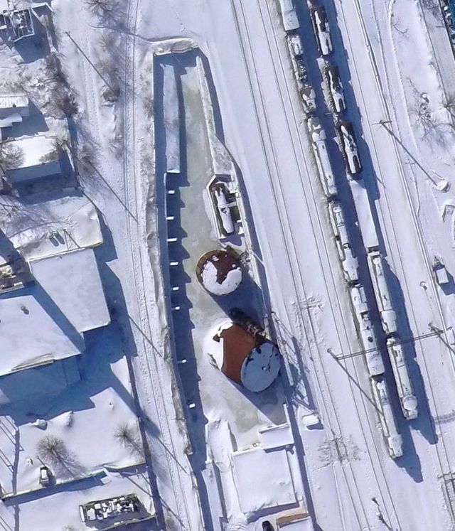 Вагони з антрацитом в окупованому Донбасі показали з висоти польоту - фото 143945