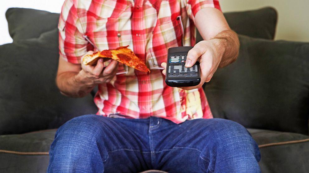 Чим небезпечно їсти перед екраном