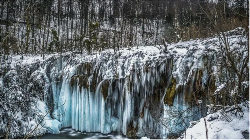 Чарівне видовище: фотограф показав тисячі замерзлих водоспадів